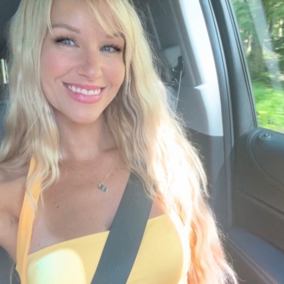 Meet your Posher, Alyssa - Picture 2 of 2